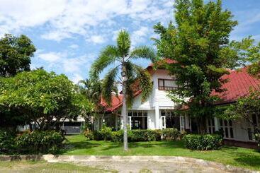 هتل Karinthip Village