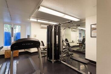 Ramada Plaza By Wyndham West Hollywood Hotel & Suites