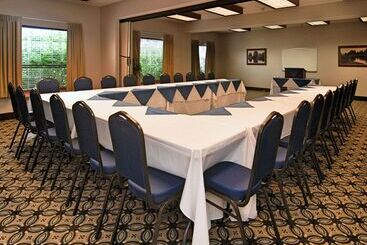 هتل Comfort Suites Airport