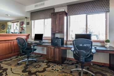 هتل Comfort Suites Airport