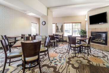 هتل Comfort Suites Airport