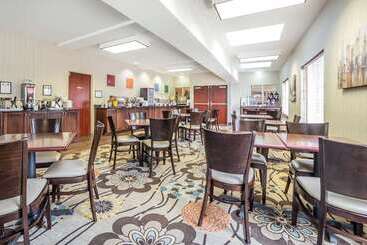 هتل Comfort Suites Airport