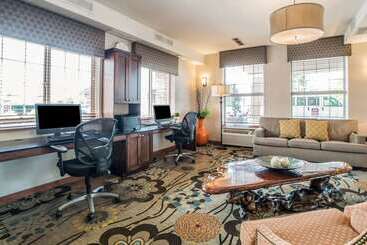 هتل Comfort Suites Airport