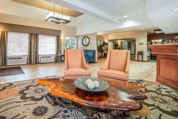 هتل Comfort Suites Airport