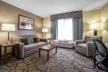 هتل Comfort Suites Airport