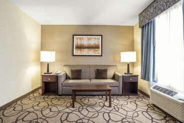 هتل Comfort Suites Airport