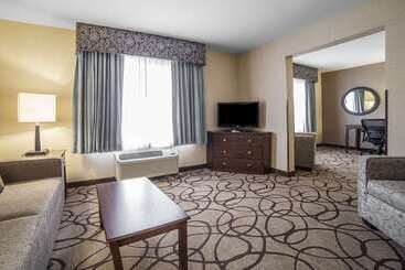 هتل Comfort Suites Airport