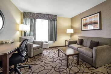 هتل Comfort Suites Airport