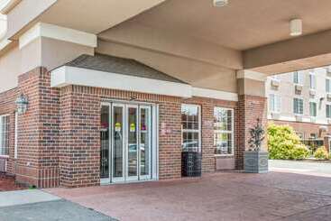هتل Comfort Suites Airport