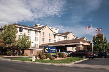 هتل Comfort Suites Airport