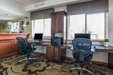 هتل Comfort Suites Airport