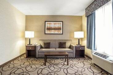 هتل Comfort Suites Airport