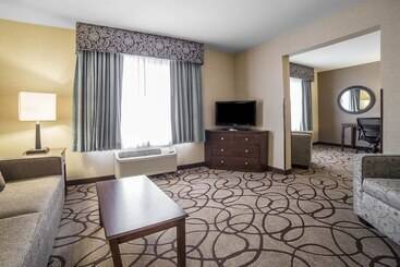 هتل Comfort Suites Airport