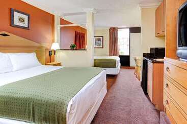 هتل Days Inn By Wyndham Kissimmee West