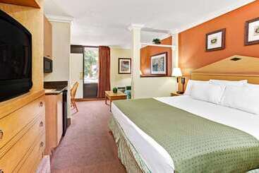هتل Days Inn By Wyndham Kissimmee West