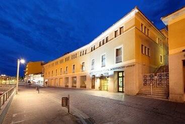 هتل Eurostars Plaza Acueducto