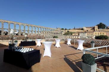 هتل Eurostars Plaza Acueducto