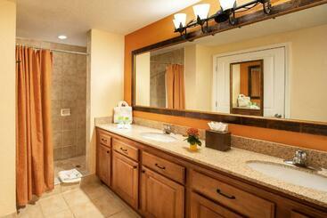 هتل Floridays Orlando Two & Three Bed Rooms Condo Resort