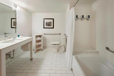 هتل Four Points By Sheraton Halifax
