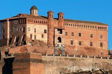 هتل Hospedería Castillo del Papa Luna