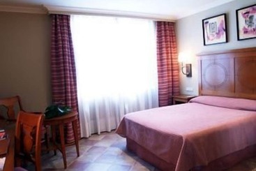 هتل Pamplona Villava