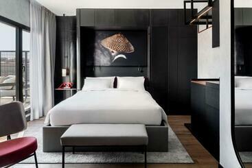 هتل Radisson Red Madrid