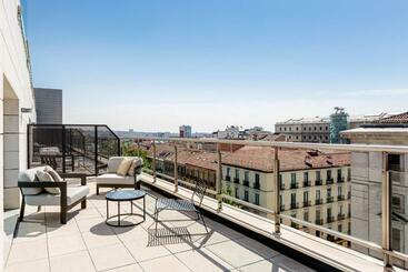 هتل Radisson Red Madrid