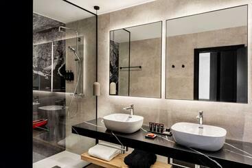 هتل Radisson Red Madrid