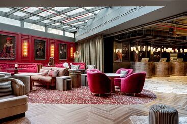 هتل Radisson Red Madrid
