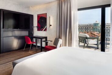 هتل Radisson Red Madrid