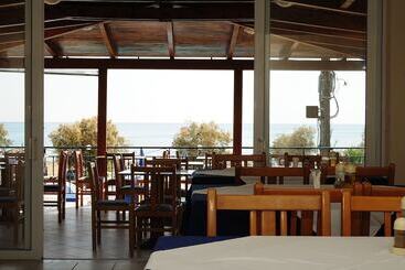 هتل Andreolas Beach