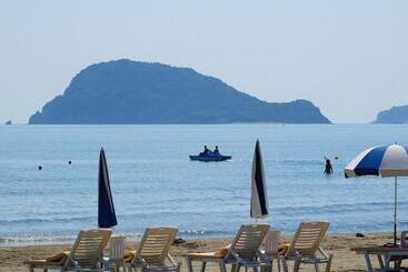 هتل Andreolas Beach