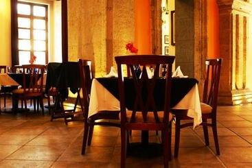 Отель Morales Historical & Colonial Downtown Core