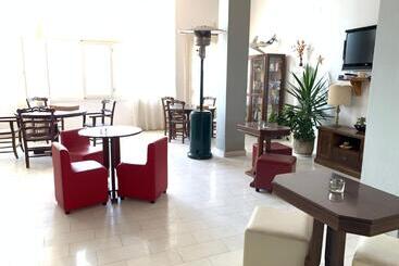酒店 Pandrossos