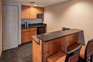 هتل Best Western Greenfield Inn