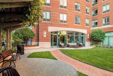 هتل Courtyard By Marriott Boston Brookline