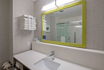 هتل Hampton Inn By Hilton Kamloops