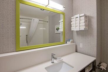 هتل Hampton Inn By Hilton Kamloops