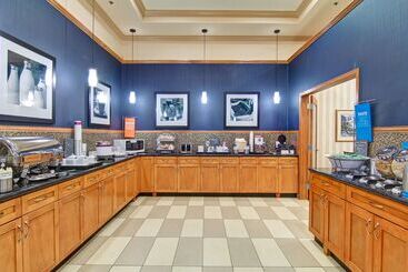 هتل Hampton Inn By Hilton Kamloops