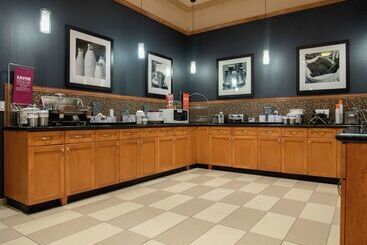 هتل Hampton Inn By Hilton Kamloops