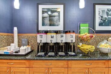 هتل Hampton Inn By Hilton Kamloops