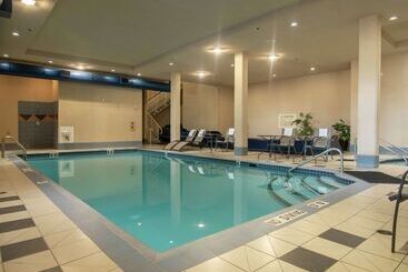هتل Hampton Inn By Hilton Kamloops