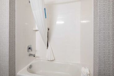 هتل Hampton Inn By Hilton Kamloops