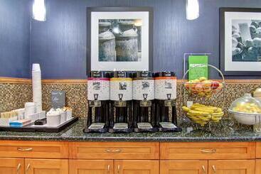 هتل Hampton Inn By Hilton Kamloops