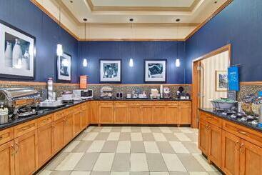 هتل Hampton Inn By Hilton Kamloops