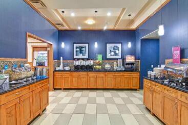 هتل Hampton Inn By Hilton Kamloops