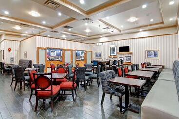 هتل Hampton Inn By Hilton Kamloops