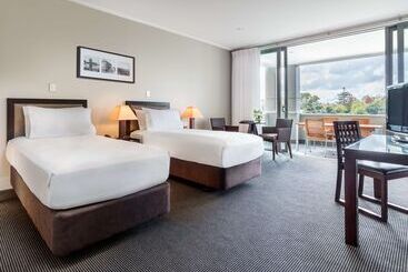 هتل Hilton Lake Taupo
