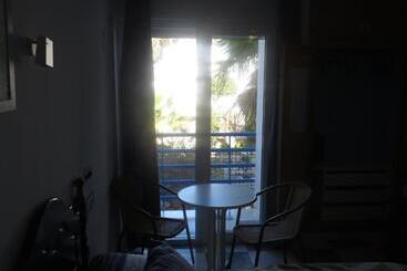 هتل Hostal Puerto Genovés