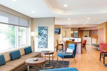 هتل Towneplace Suites By Marriott Detroit Taylor